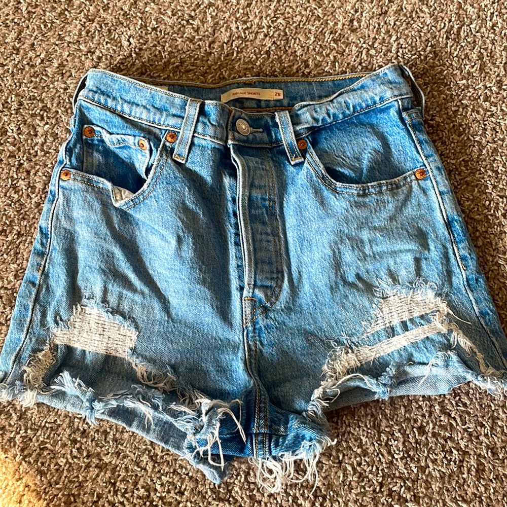 Levi’s distressed Ribcage shorts